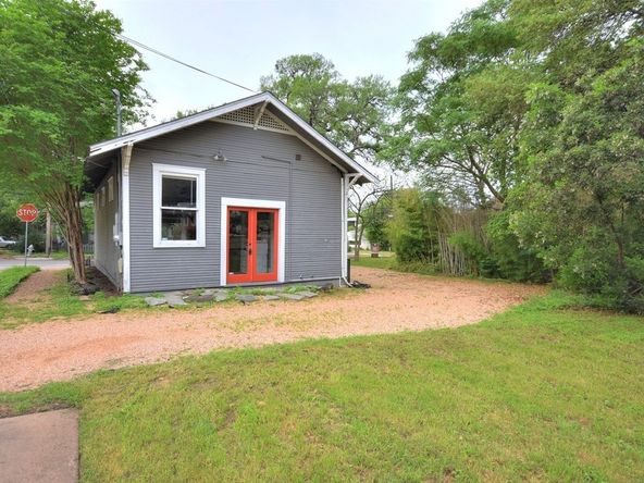 Quaint Retail or Office Stand Alone Building: 900 W 29th St, Austin, TX 78705
